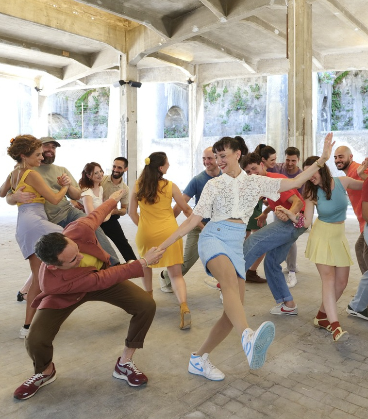 Una coppia che balla swing